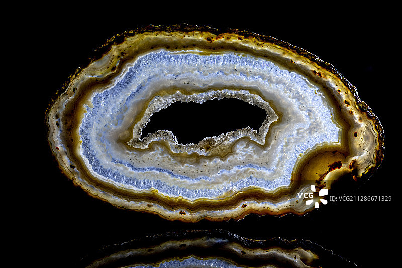 带石英内部的条纹玛瑙切片图片素材