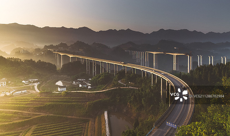 重庆市渝北区周家山大桥浓雾日出山脉绵延全景图图片素材