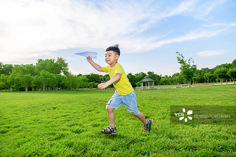 公园草坪上玩耍的男孩图片素材