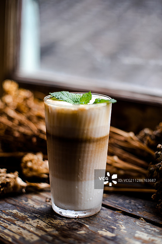 冰爽夏日，薄荷奶泡，牛奶，咖啡，冰饮料，玻璃杯图片素材