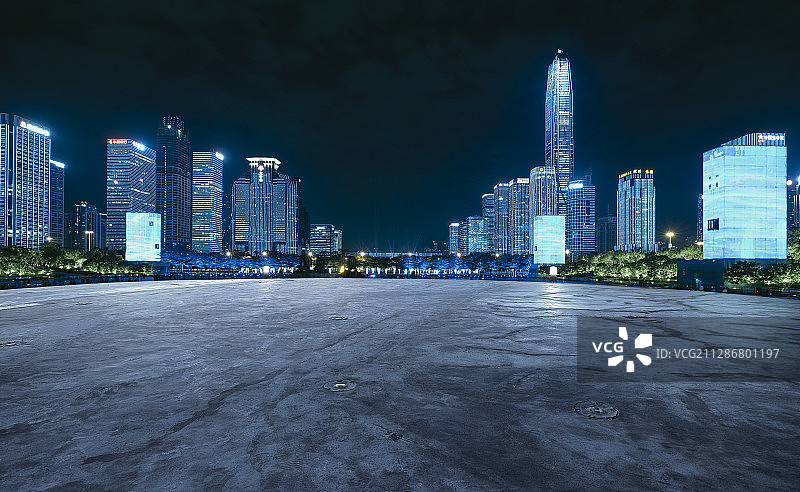 深圳CBD地标摩天大楼夜景和圆形广场图片素材