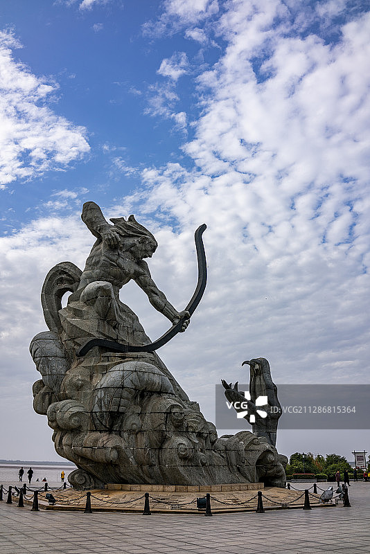 湖南岳阳市巴陵广场《后羿斩巴蛇》雕塑图片素材
