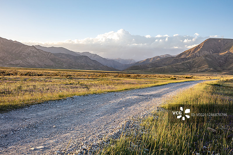 草原公路汽车广告背景图图片素材
