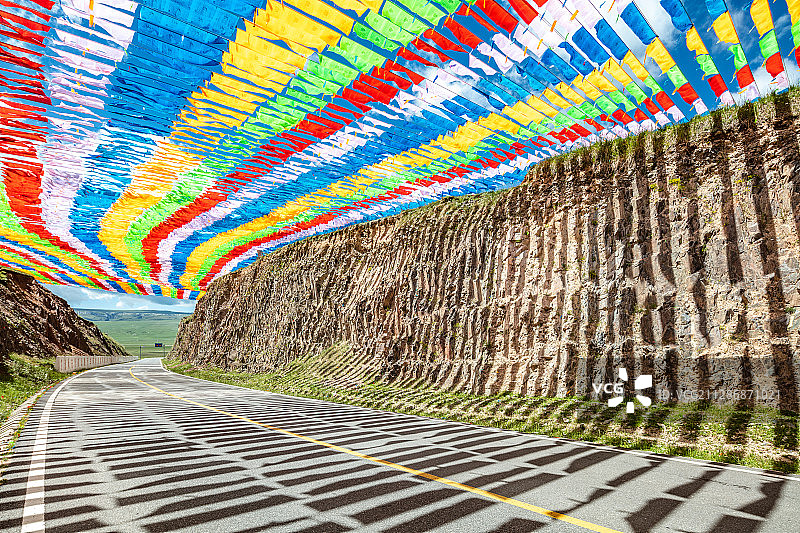 草原公路汽车广告背景图图片素材