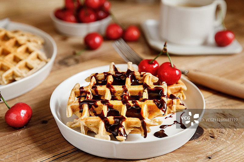 一盘美味西式早餐华夫饼配咖啡和樱桃图片素材