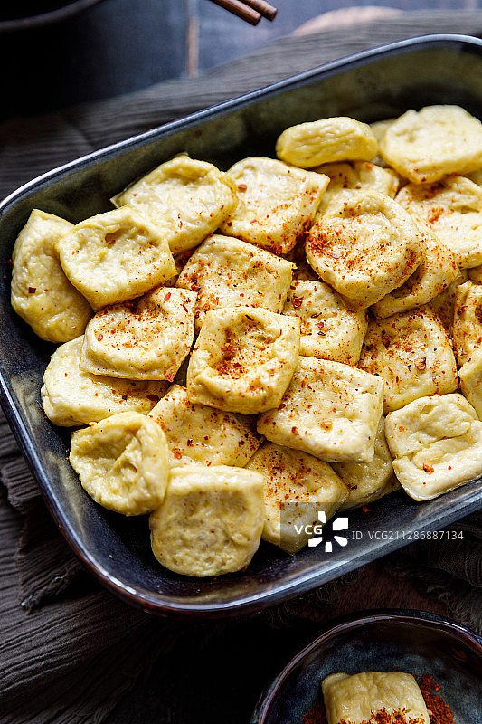 一份云南传统小吃建水包浆豆腐图片素材