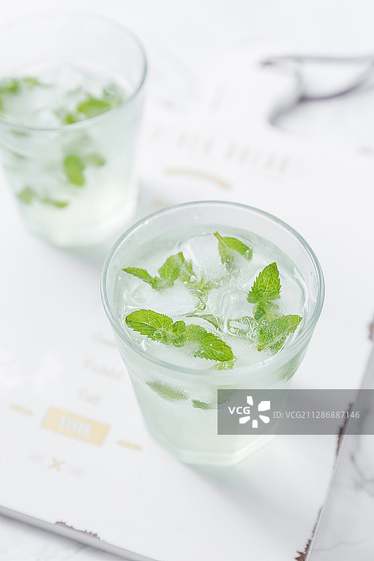两杯清凉的冰块薄荷苏打水图片素材