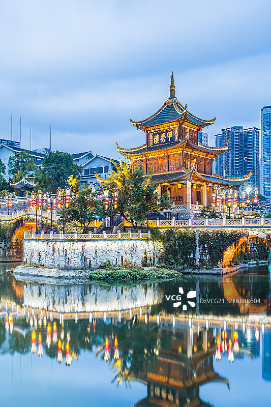 中国贵州贵阳甲秀楼建筑夜景风光图片素材