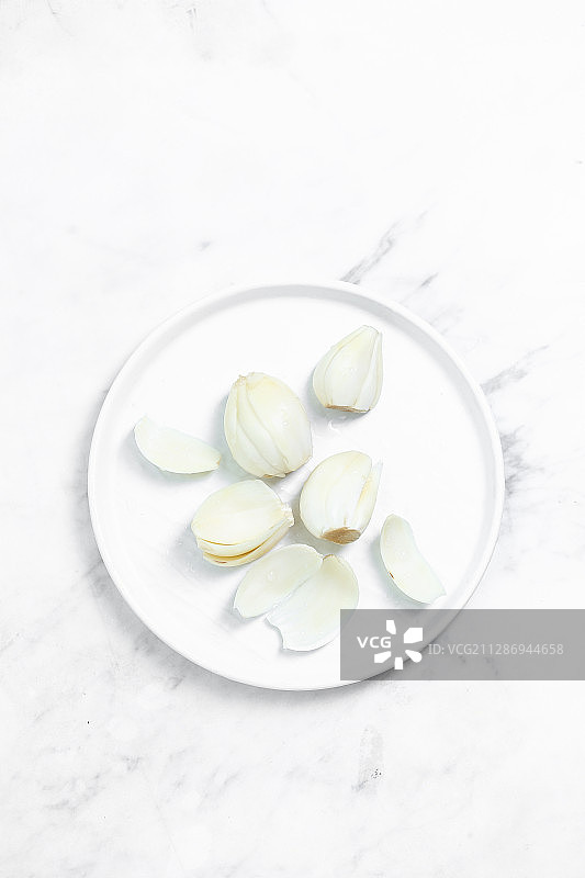 一盘新鲜剥开的食用百合图片素材