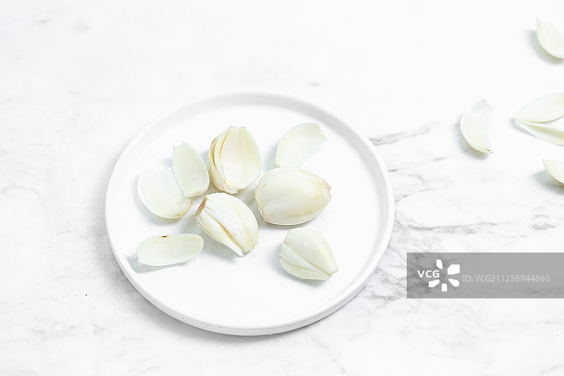 一盘新鲜剥开的食用百合图片素材