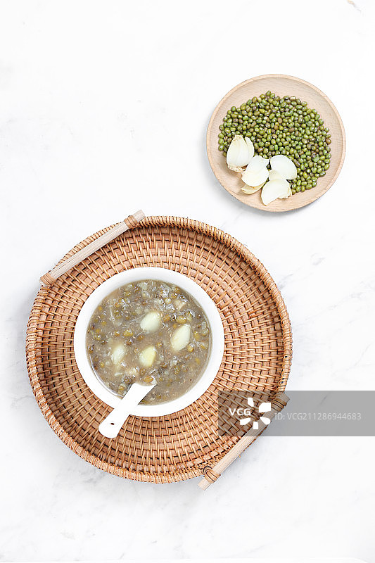 清新风格的百合绿豆汤图片素材