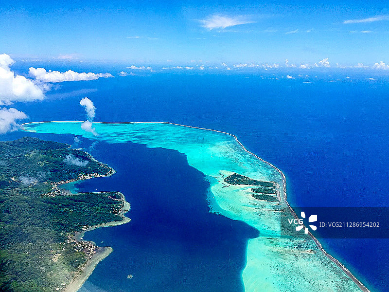 空中航拍顶级海岛度假目的地：大溪地图片素材