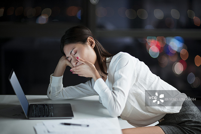 女职员晚上在办公室加班图片素材