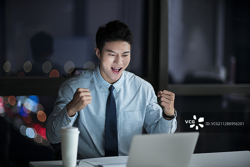 欢呼的商务男士图片素材