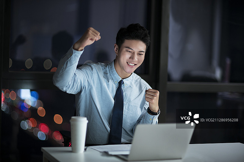 欢呼的商务男士图片素材