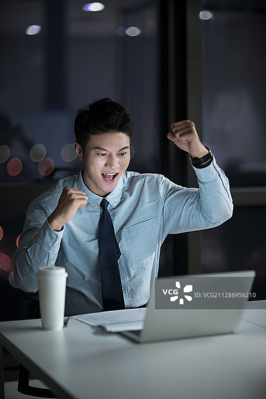 欢呼的商务男士图片素材