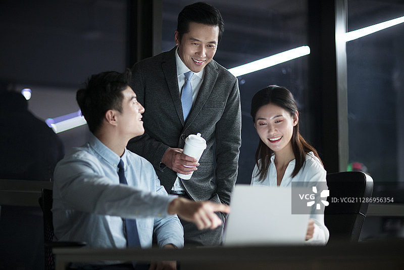 商务人士晚上加班讨论工作图片素材