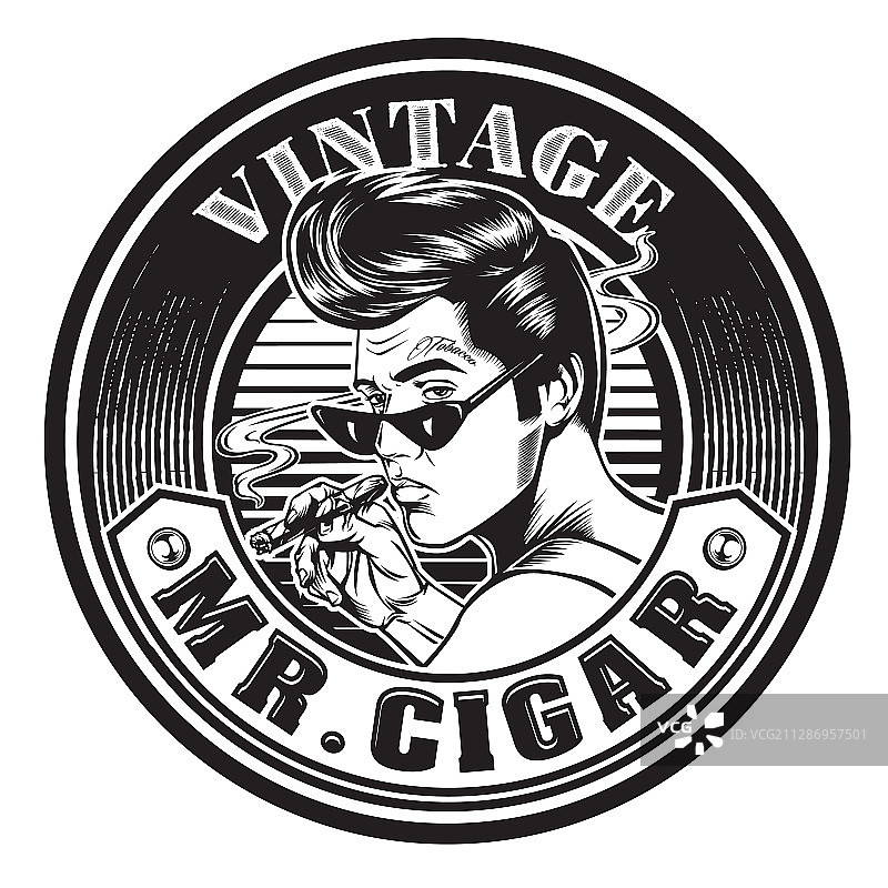 男人在日落时抽雪茄，有纹身复古风图片素材