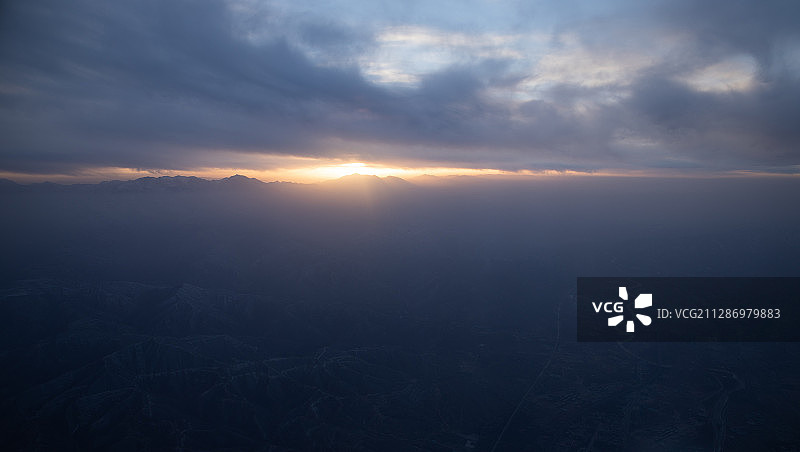 阳光从云层中穿透出来图片素材