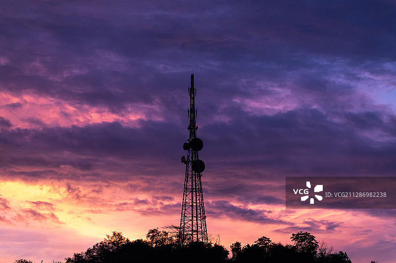 晚霞中的通信塔图片素材