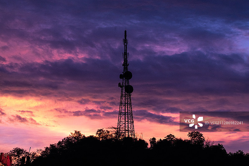 晚霞中的通信塔图片素材