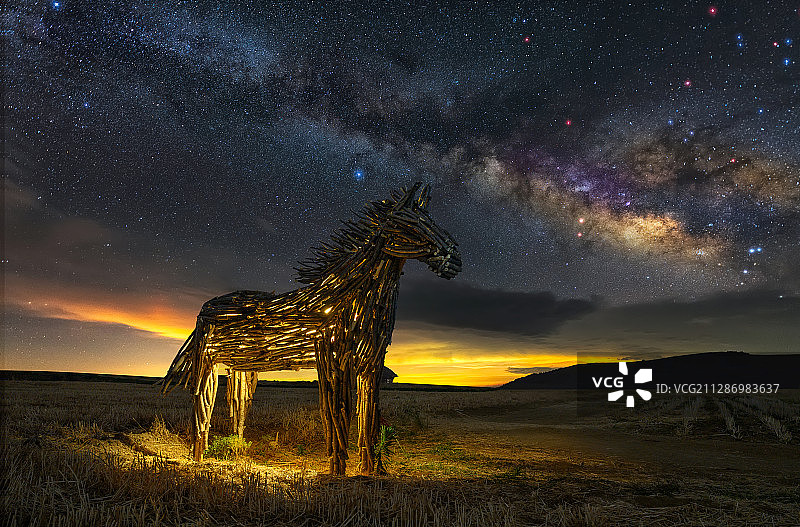 银河下的雕塑木马图片素材