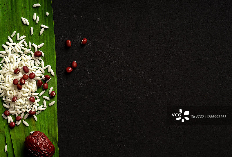 黑色石板上的粽子及原材料图片素材