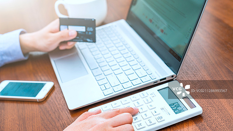 手拿信用卡网上购物的消费者图片素材