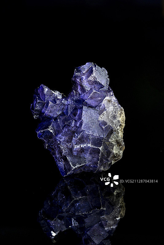 来自中国的紫色萤石晶体图片素材