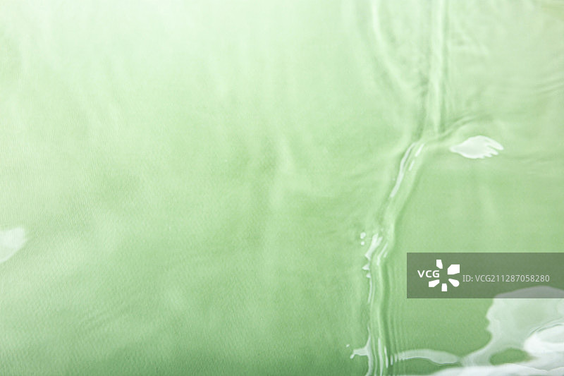 清新纯净的饮用水概念，孤立水杯图片素材