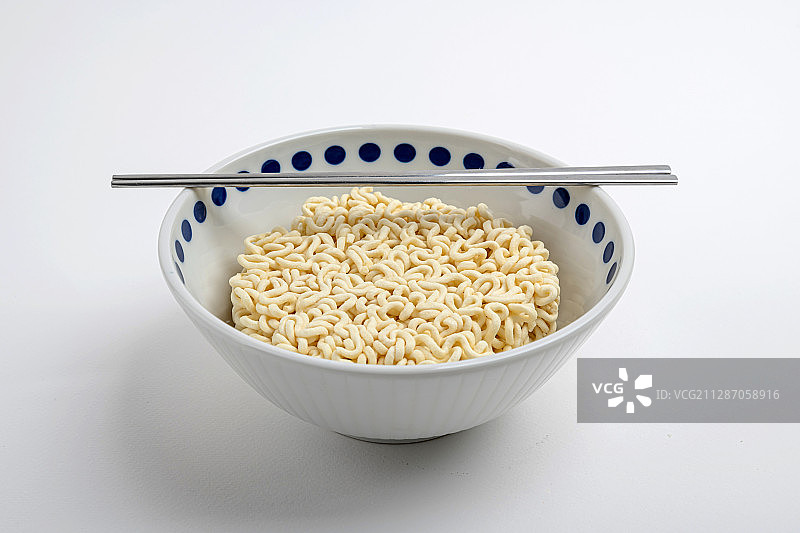 速食产品概念：方便面、午餐肉片、罐头鱼图片素材