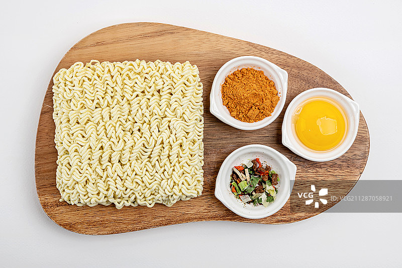 方便食品概念：干方便面、午餐肉片、罐头鱼图片素材