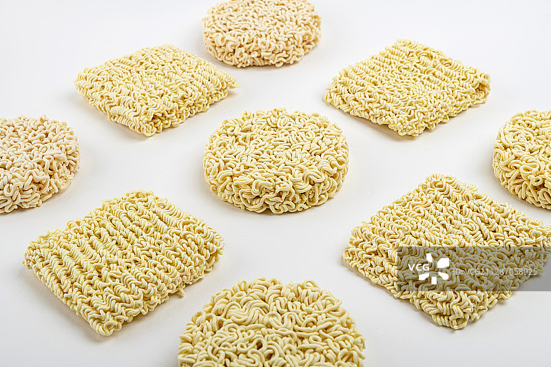 速食产品概念：方便面、午餐肉切片、罐头鱼图片素材