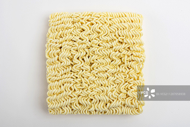 速食产品概念：方便面、午餐肉切片、罐头鱼（白色背景012）图片素材