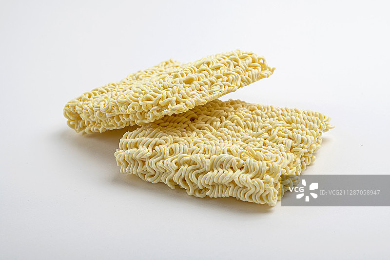 速食产品概念：干速食面条、午餐肉切片、罐头鱼图片素材