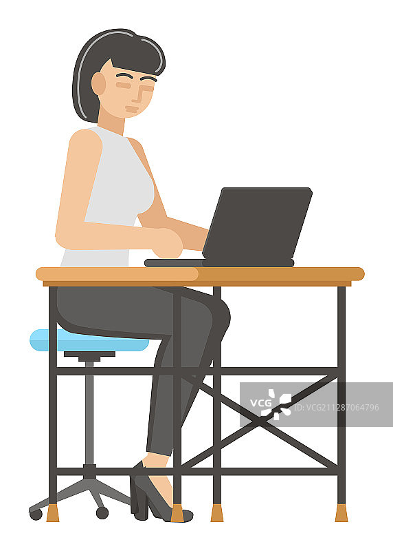 女人坐在桌旁用笔记本电脑工作图片素材