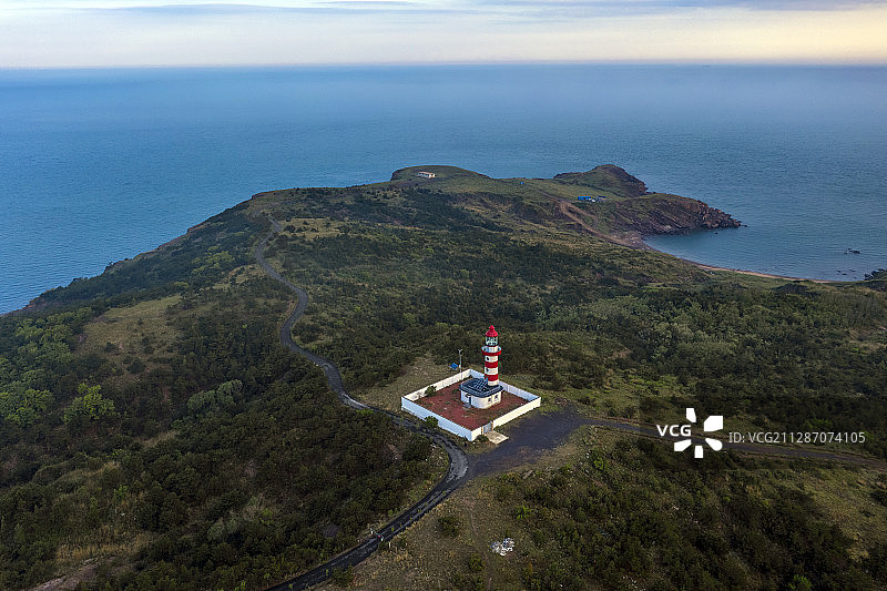 一座灯塔孤独的坐落在无人的半岛上图片素材