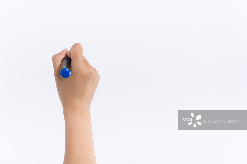 一个青年女人手拿签字笔写字图片素材