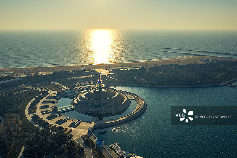 潮汐塔晨曦+山东省日照市东港区万平口海滨风景区图片素材