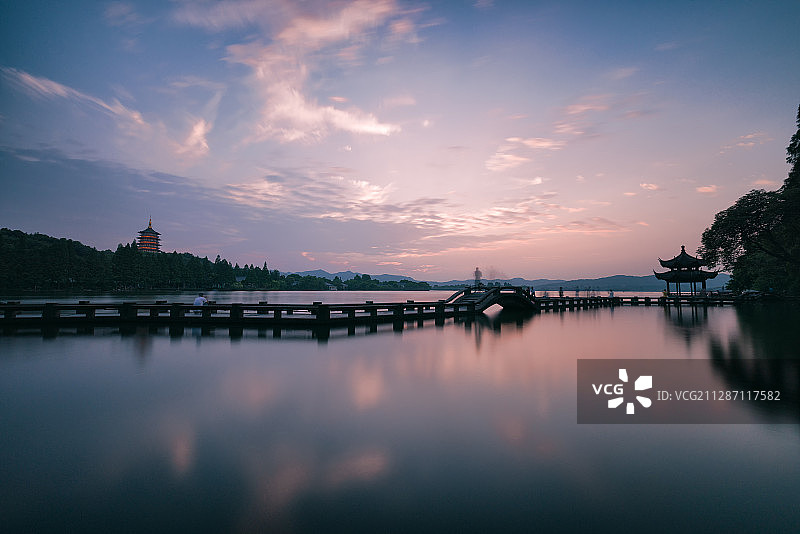 浙江杭州西湖雷峰塔钱塘江上海奥体中心体育场亚运会城市风光长曝图片素材