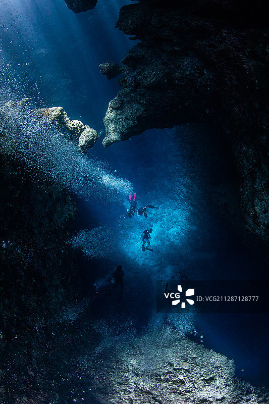 蓝洞与日光与潜水员图片素材