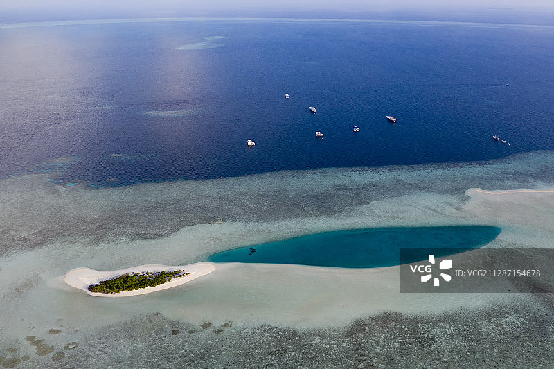 马尔代夫拉斯杜环礁的拉斯杜居民岛和库拉玛蒂度假岛-02/18/2020图片素材