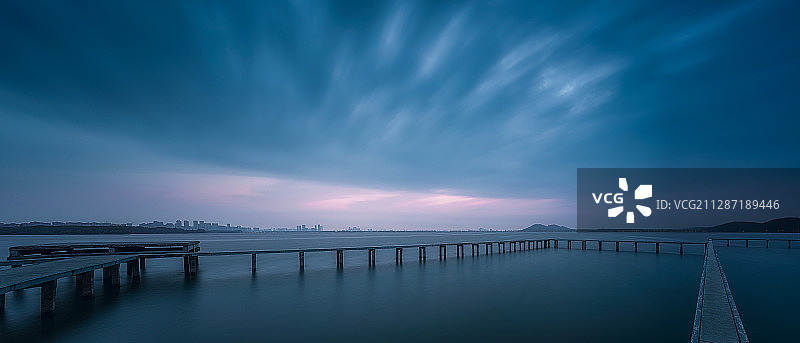 武汉大学凌波门东湖风光图片素材