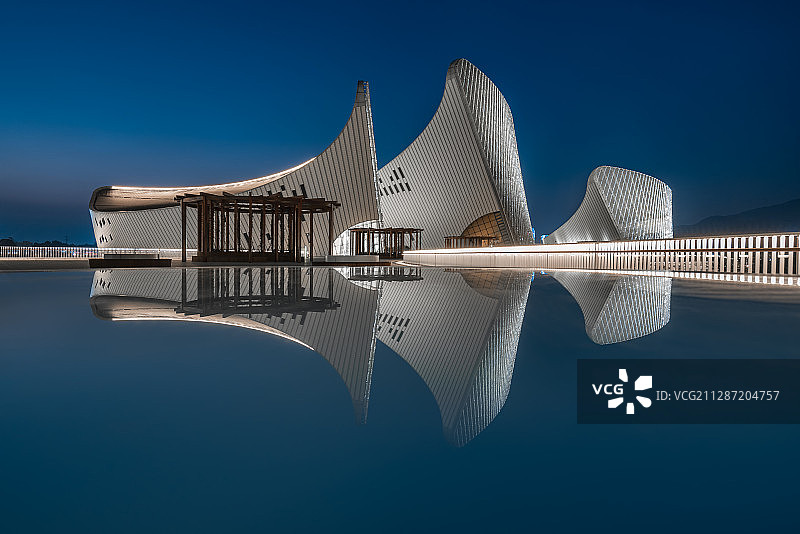 夜晚亮灯后的福州海峡文化艺术中心图片素材