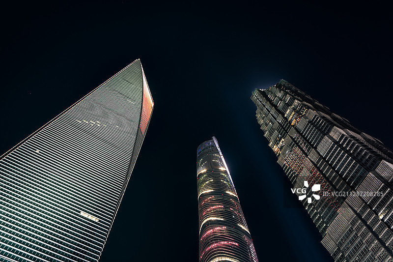 上海的地标建筑群夜景图片素材
