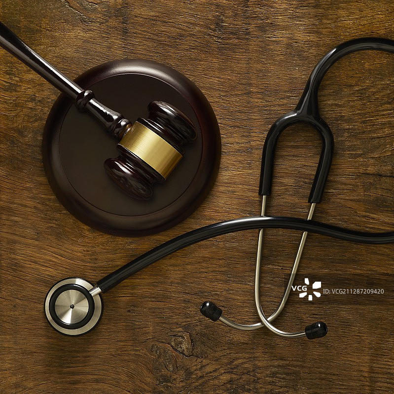 听诊器和律师的法槌图片素材