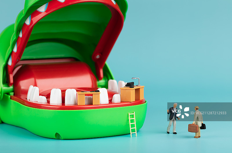 咬手指鳄鱼嘴办公室找工作求职图片素材