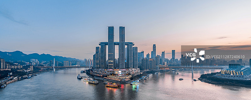 中国重庆朝天门码头高视角黄昏风光图片素材