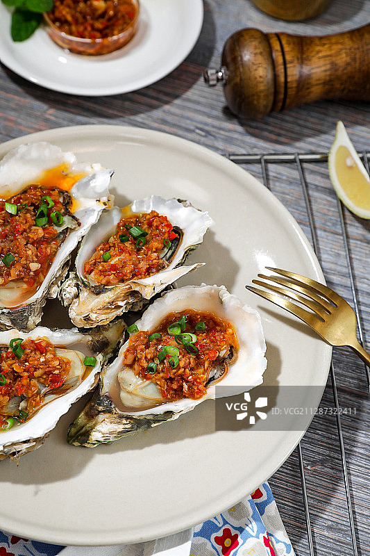 蒜蓉辣椒烤生蚝图片素材