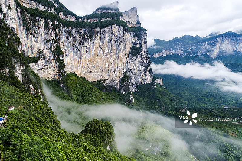 湖北恩施朝东岩绝壁，云遮雾罩攀援佳地图片素材
